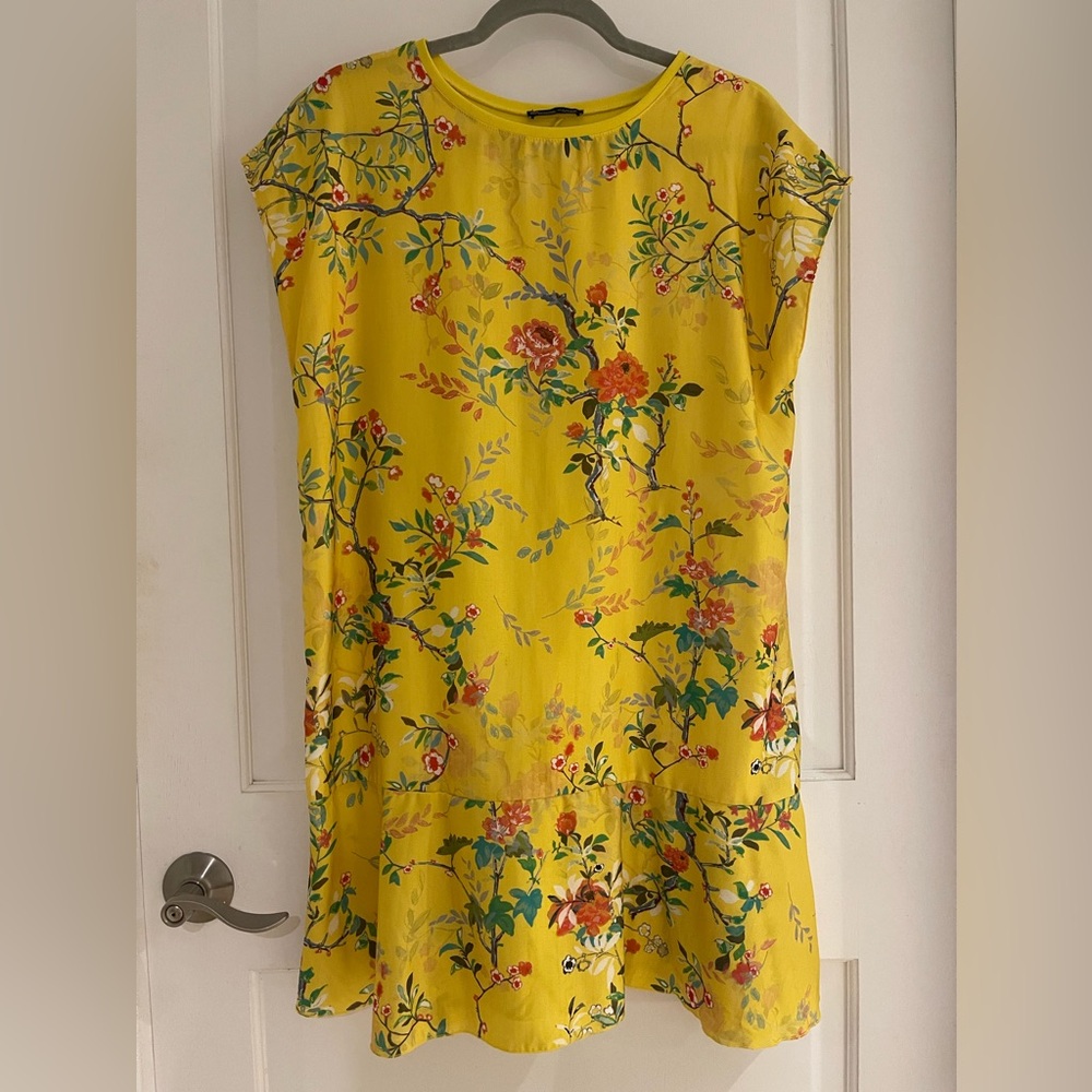 Zara short dress. Yellow floral color. Size Large